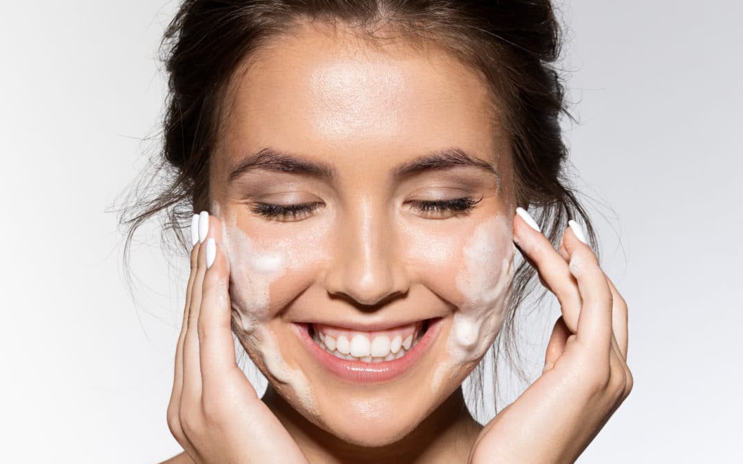 نصائح لتنظيف عميق للبشرة وإزالة الشوائب المسببة للبثور