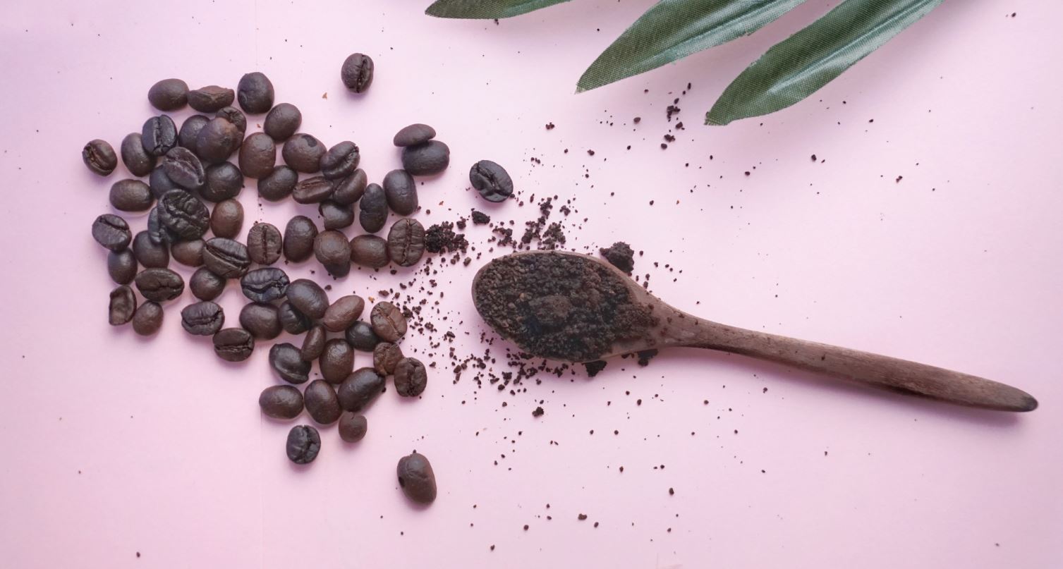 جربي قناع الكافيين للعناية بالشعر المتساقط قبل الزفا