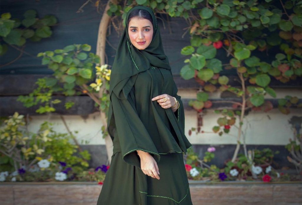 من الأنستغرام: عبايات مميزة لفصل الخريف موضة 2021