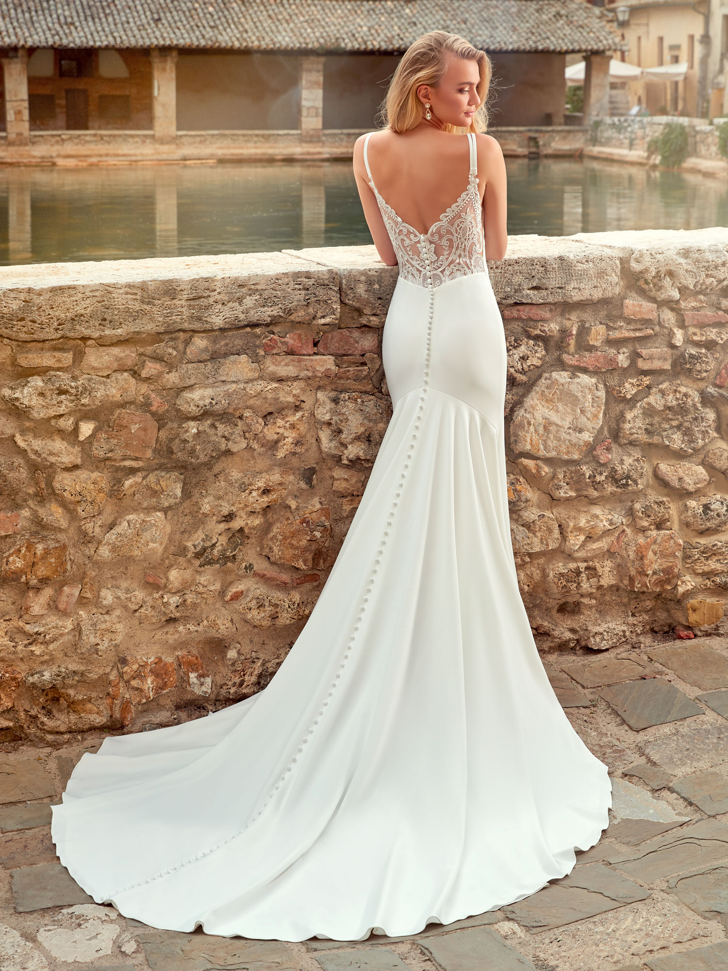 موديلات فساتين أعراس بتصاميم بسيطة وناعمة موضة 2021