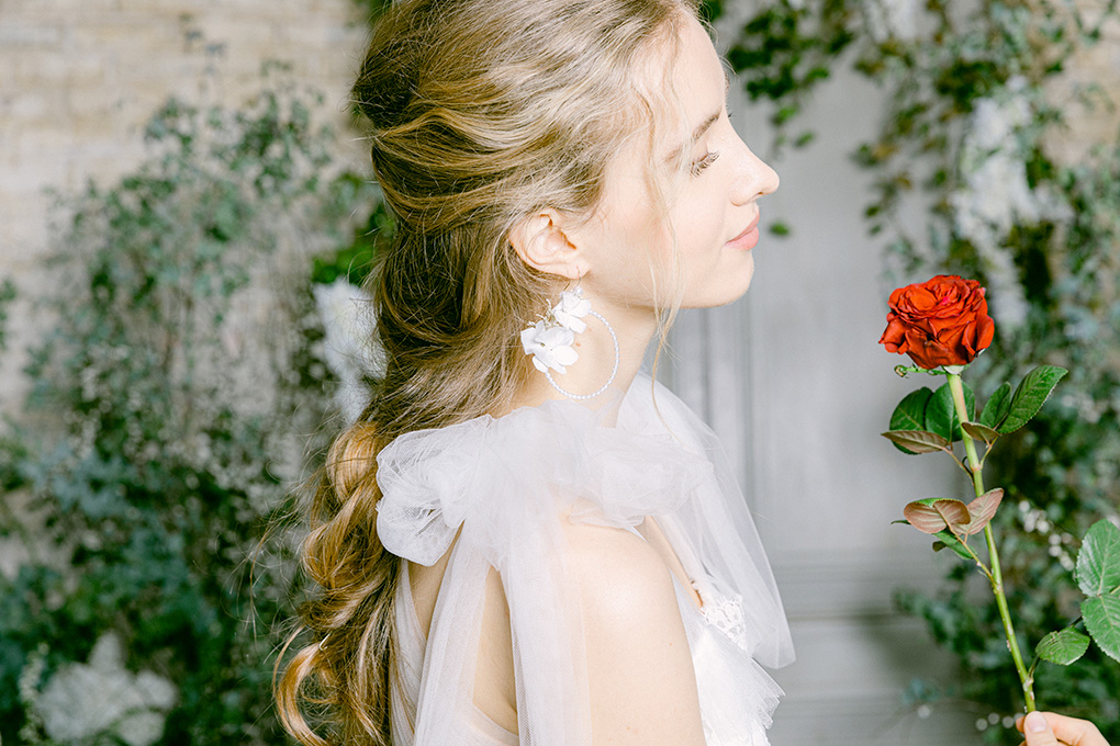 أقراط على شكل زهرة موضة عرائس هذا العام