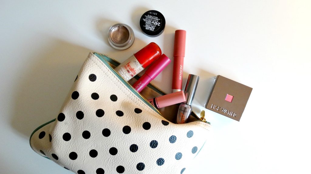 أساسيات حقيبة المكياج لقضاء شهر العسل