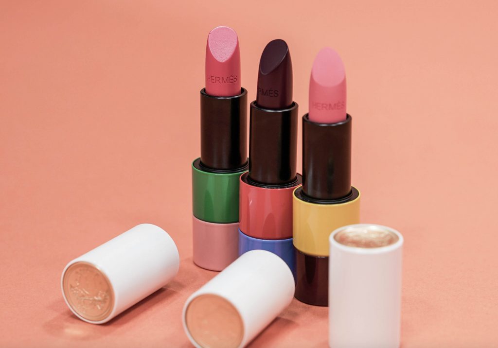 أفضل ألوان أحمر الشفاه التي تمنح ترطيبا وحماية لشفتيك