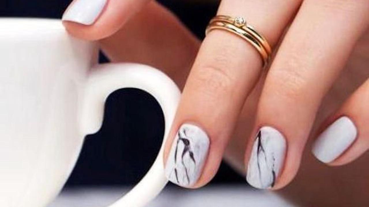 بالصور: مناكير أظافر مبتكرة بنقشة الرخام