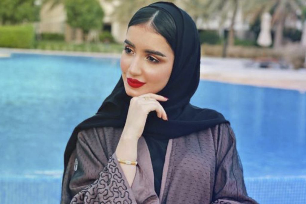 بالصور: تشكيلة من العبايات الشتوية بدرجات ترابية جذابة