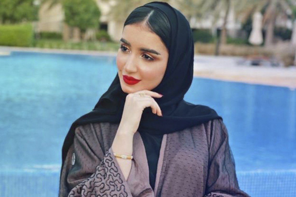 بالصور: تشكيلة من العبايات الشتوية بدرجات ترابية جذابة