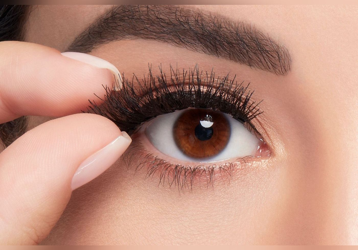 إليك خطوات سهلة وبسيطة لتطبيق الرموش الصناعية المغناطيسية في المنزل