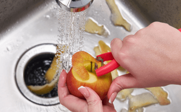 4 حيل منزلية لتنظيف الخضراوات والفواكه من أثر المبيدات