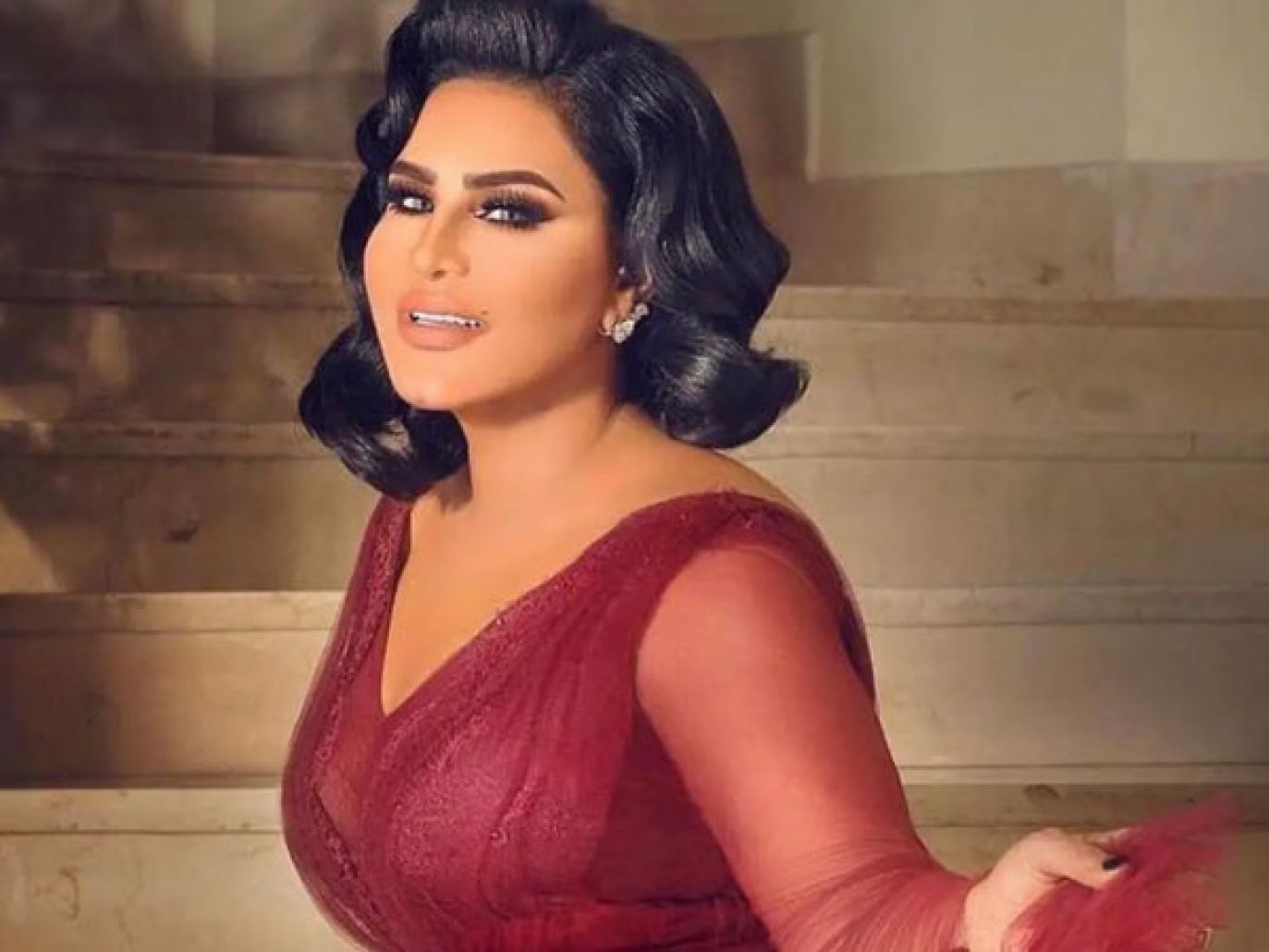 استوحي تسريحة شعرك المموج من الفنانة الإماراتية أحلام الشامسي