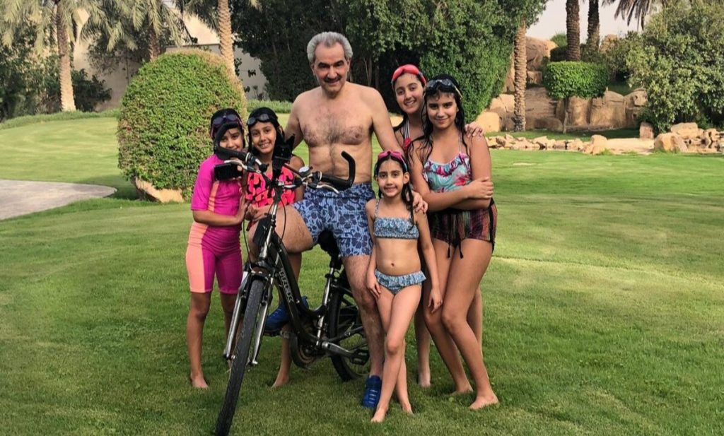 لياقة الأمير الوليد بن طلال أثناء اللعب مع حفيداته تبهر الجمهور!