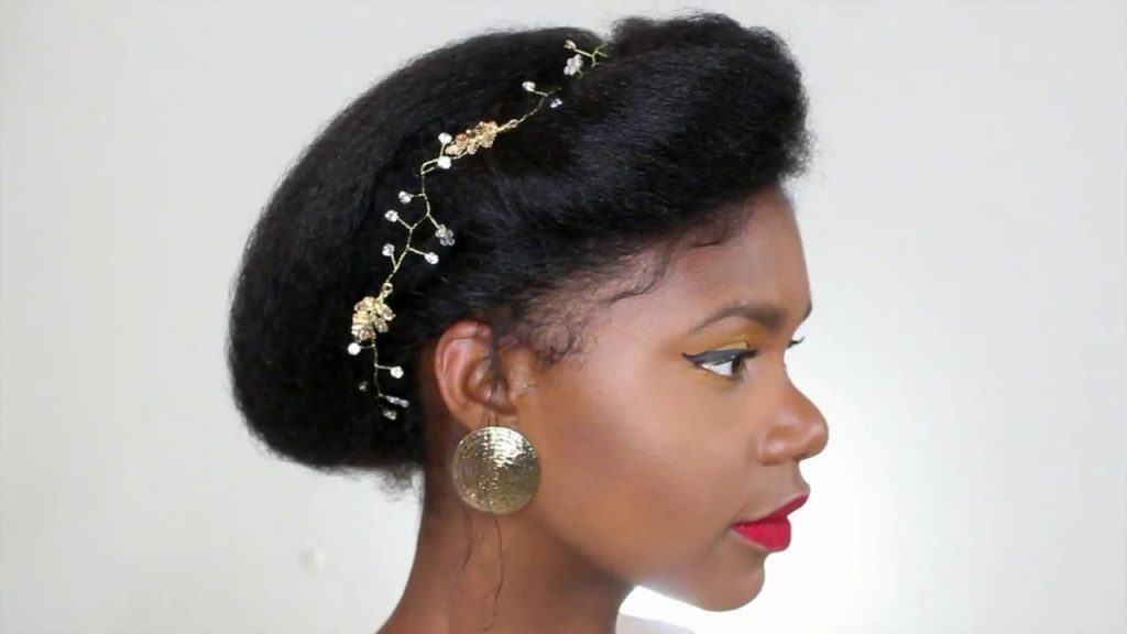 تسريحات زفاف ناعمة لصاحبات الشعر المجعد