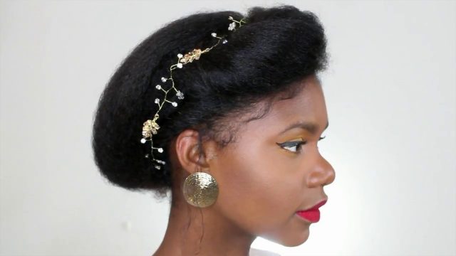 تسريحات زفاف ناعمة لصاحبات الشعر المجعد