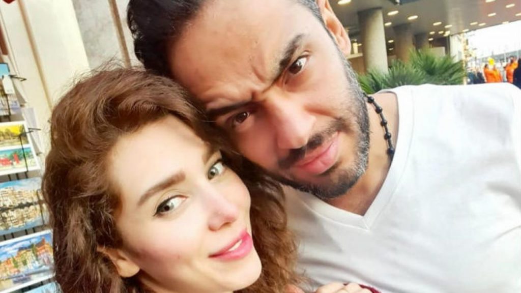 رامي جمال يحتفل بعيد ميلاد زوجته بأسلوب غريب ويتعرض للنقد!
