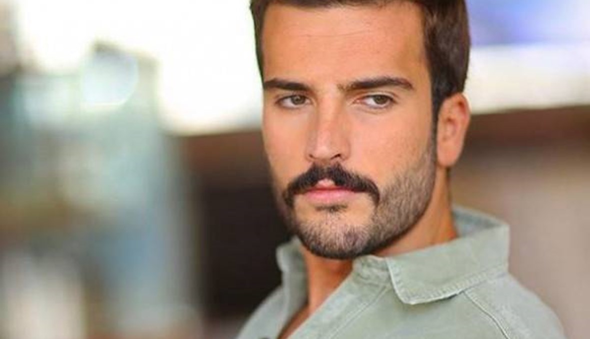 مهند الحمدي ينشر مجموعة من الصور وخطيبته تحذفها!