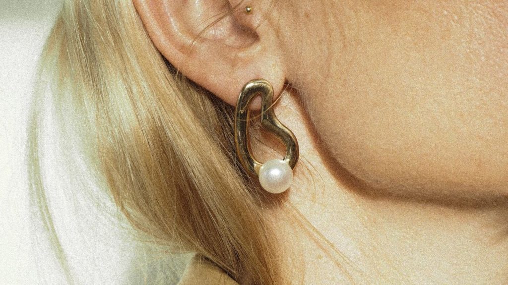 بالصور: مجوهرات من اللؤلؤ لإطلالة فخمة وراقية