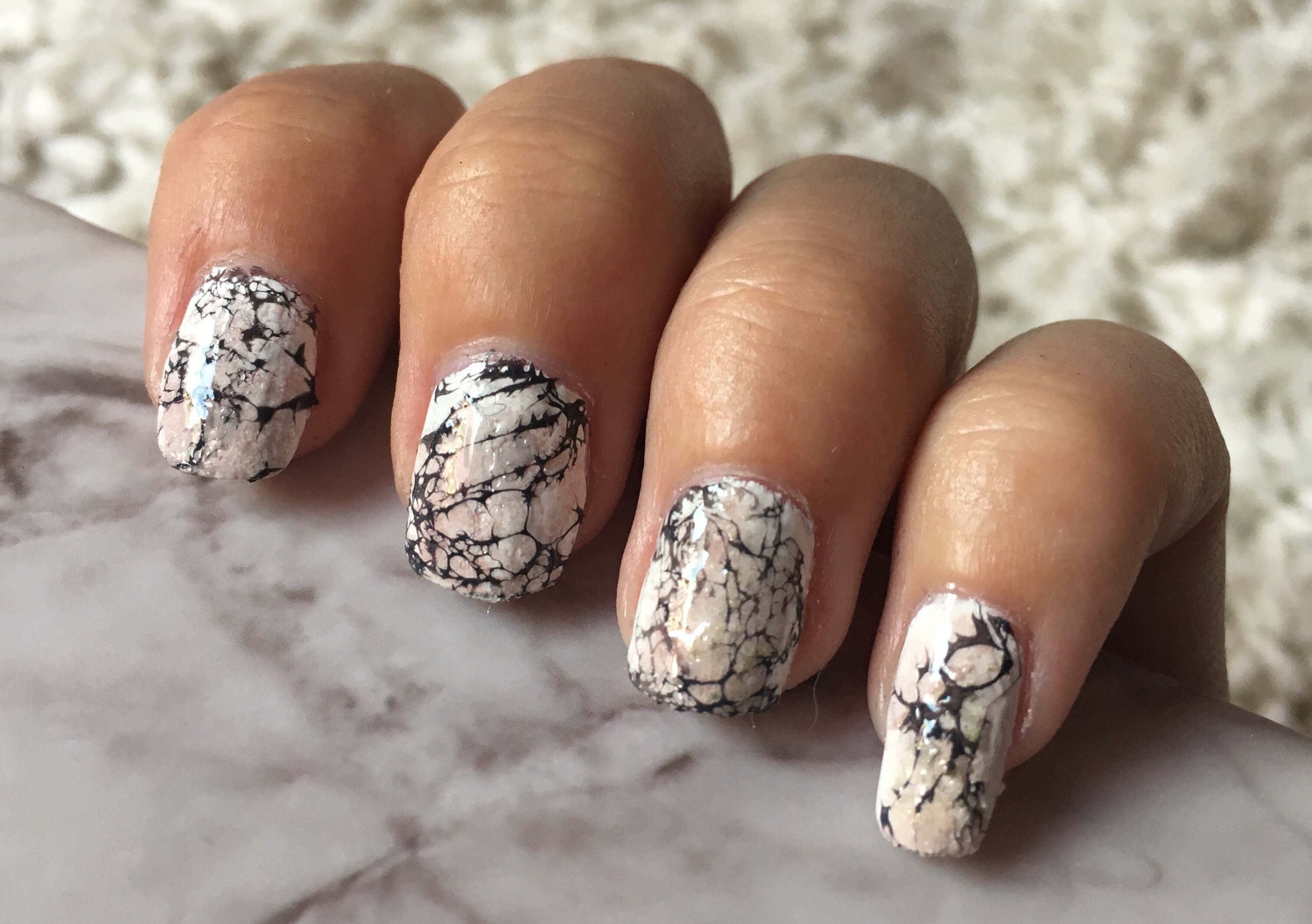 بالصور: شاهدي معنا هذه النقشات الرخامية على الأظافر