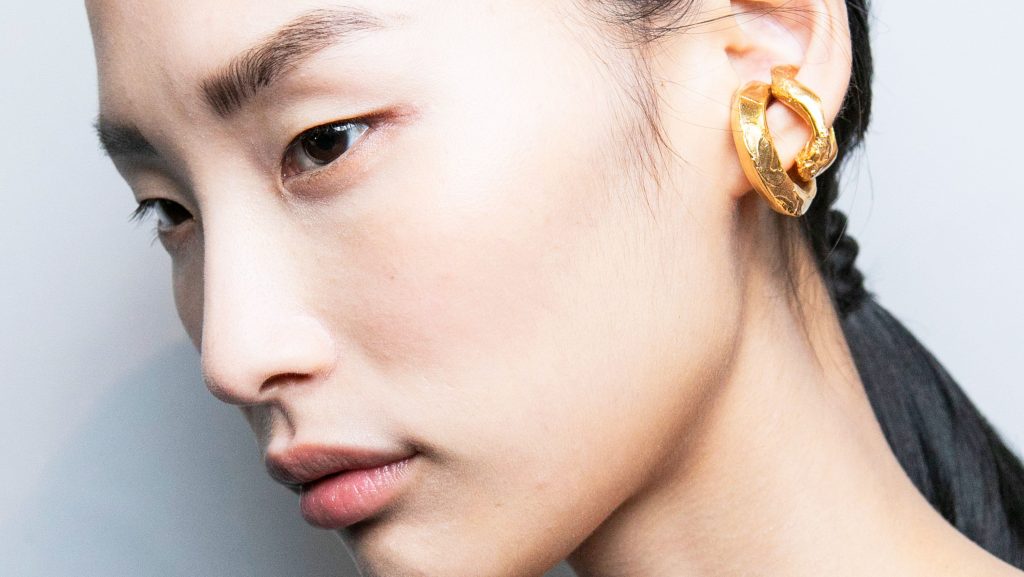 أفضل 4 سيرومات تساعد على ترطيب البشرة قبل وضع المكياج في حفل الزفاف