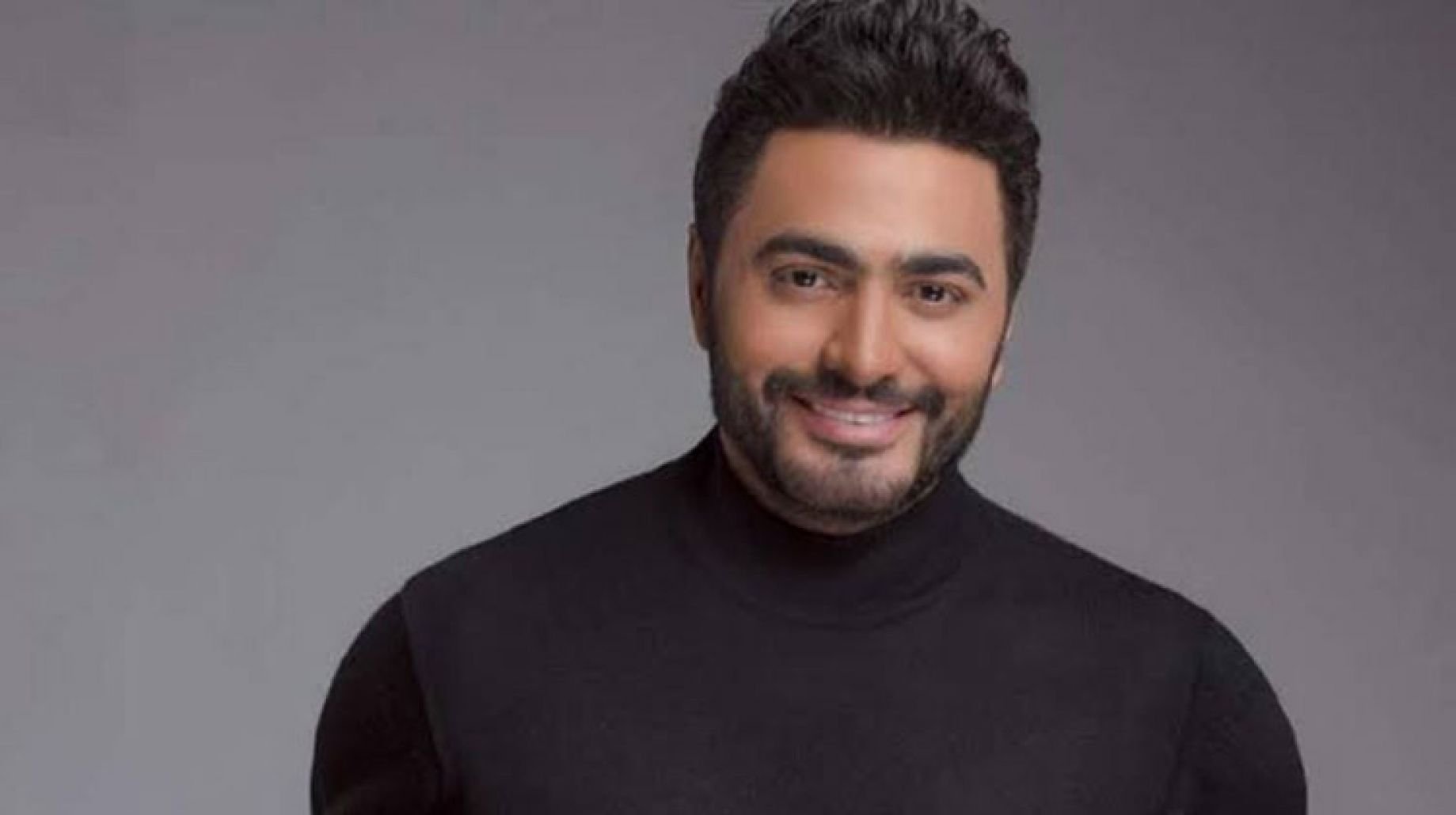 تامر حسني يفاجئ عروسين في حفل زفافهما وسط دموع الحاضرين!