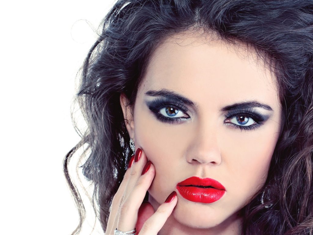 3 مستحضرات مكياج لا يجب استعمالها عند ارتداء العدسات اللاصقة