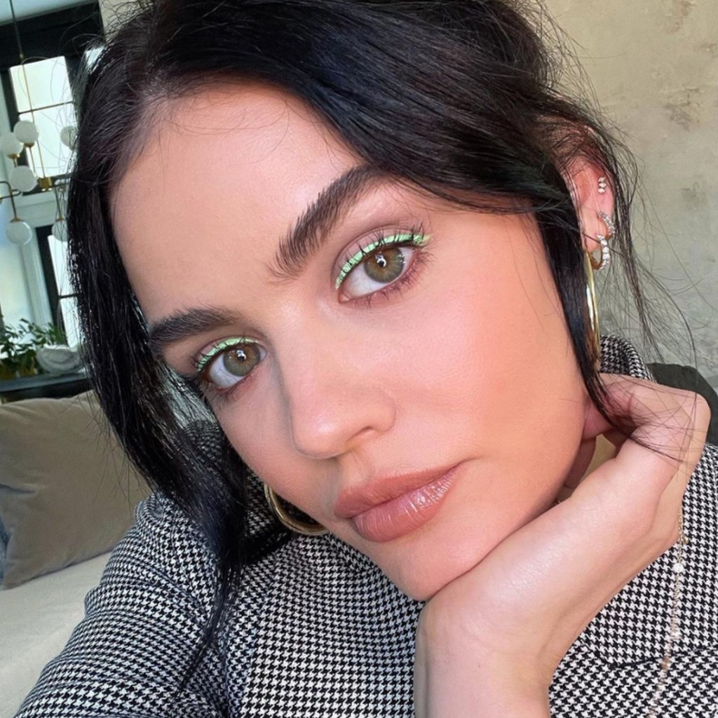 هذا اللون من الآيلاينر سيمنحك لمسة ساحرة في سهرة رأس السنة