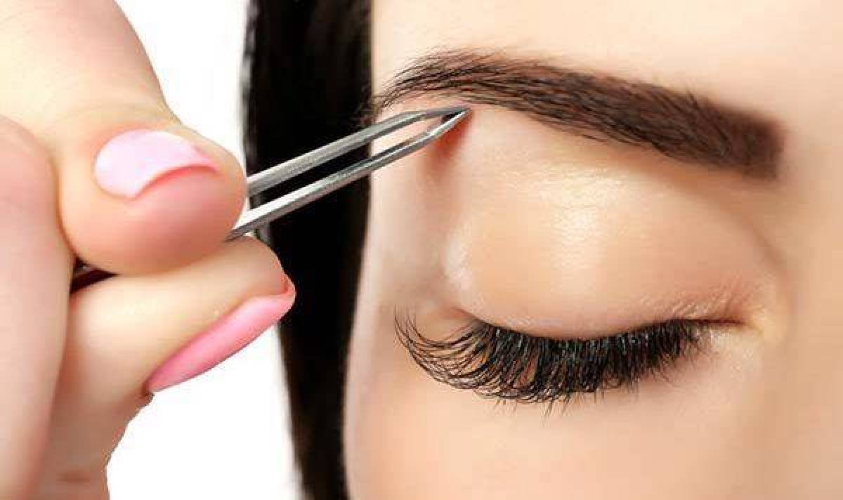 كيفية تجهيز الحاجبين بدون مكياج لإطلالة خالية من العيوب