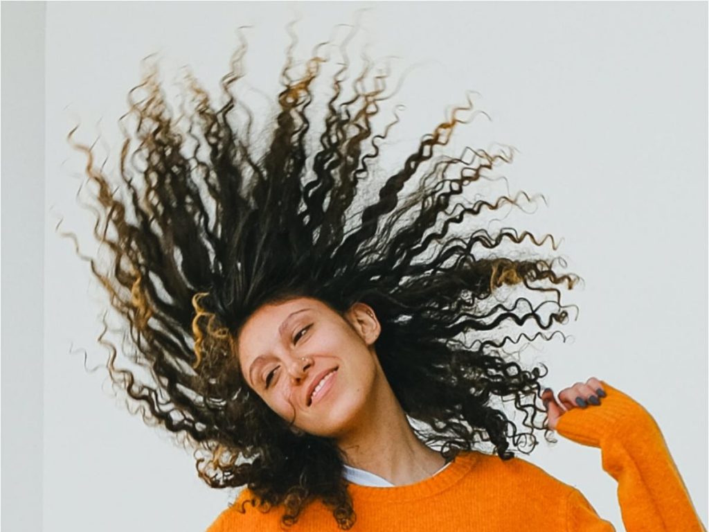 أفضل المنتجات الغنية بالعسل للعناية بجمال شعرك