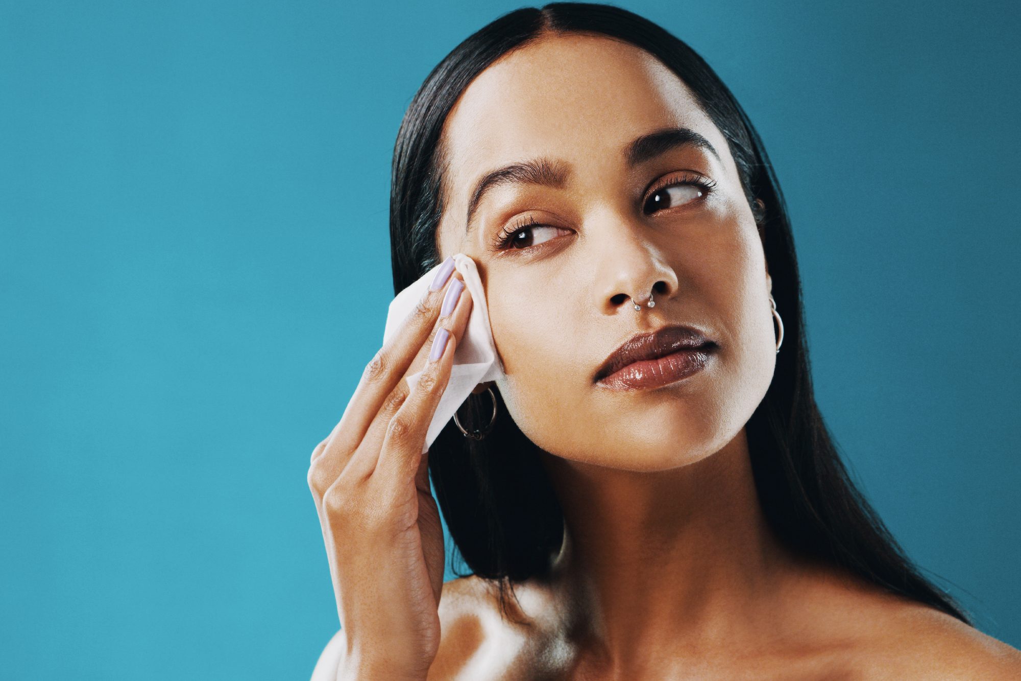 كيف يمكنك إزالة مكياج العيون باستخدام بلسم التطهير