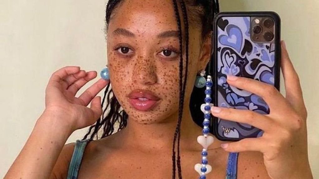 بالصور: أحدث موضة أكسسوارات هواتف انتشرت على منصات التواصل الاجتماعي