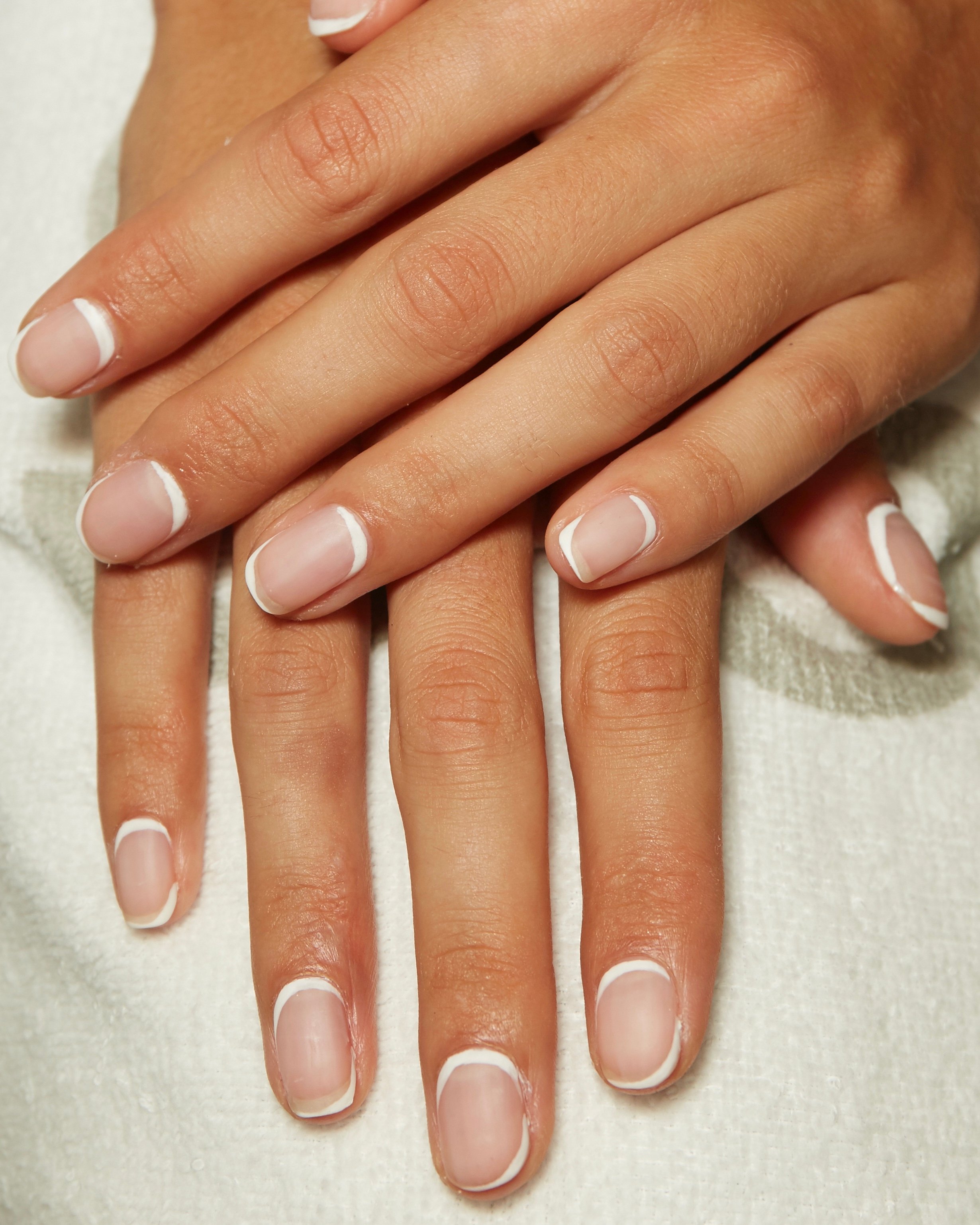 أفكار فن أظافر بسيطة وجذابة تستطعين القيام بها في المنزل بمفردك