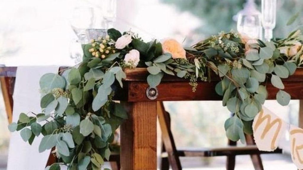 استخدمي أوراق الأوكالبتوس لتزيين طاولة العشاء في حفل نهاية السنة