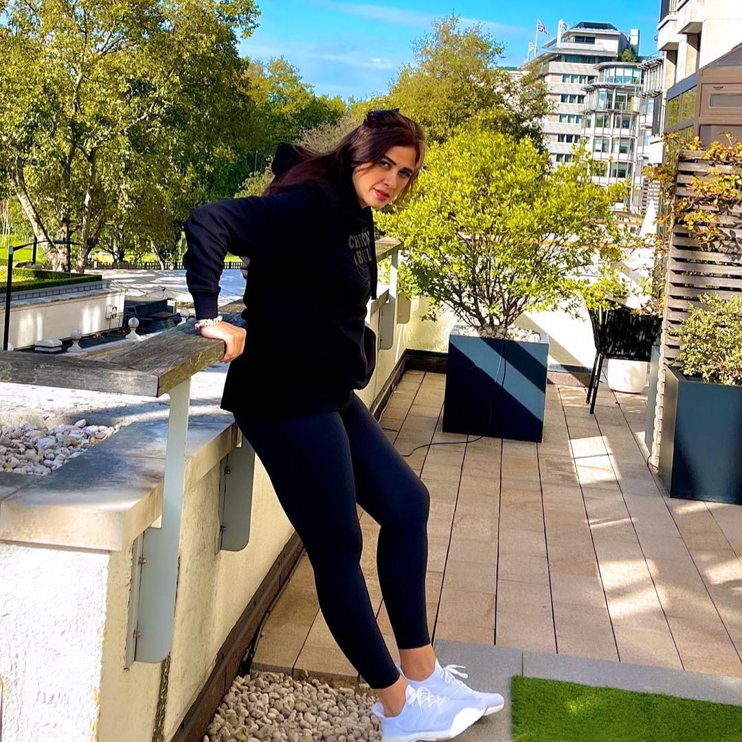  ياسمين عبد العزيز تطل بملابس رياضية جذابة 