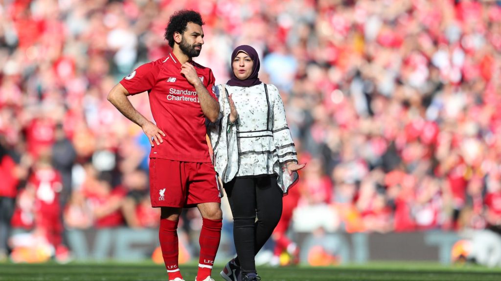 محمد صلاح يتوج “بالجولدن فوت” وزوجته تستلم الجائزة