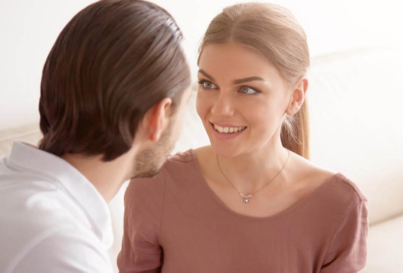 زوجي كتوم.. كيف أعرف أنه يحبني؟