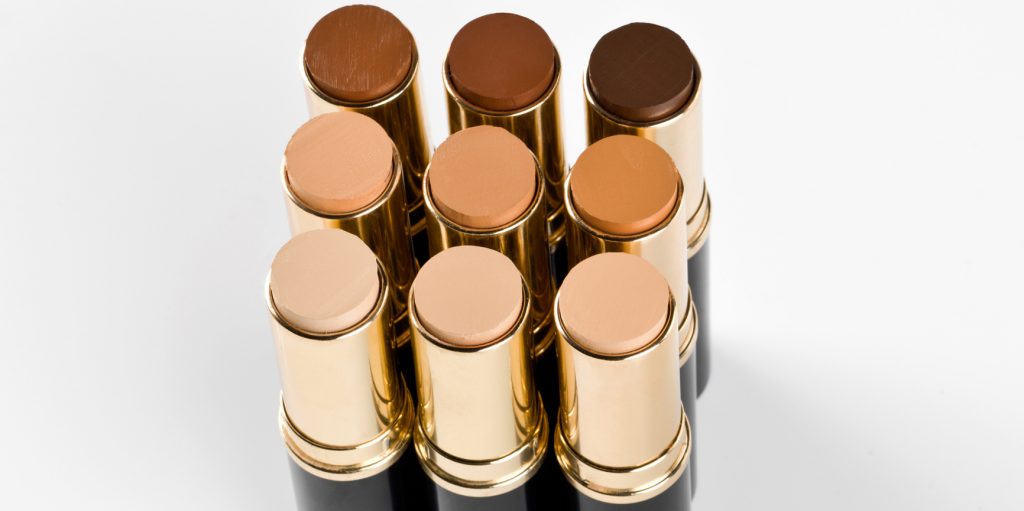 أفضل كريم أساس ستيك منصوح به من قبل الخبراء لوضعه في حقيبة السفر