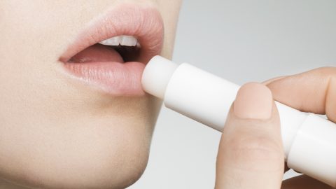 أفضل مرطبات شفاه لحمايتها من الجفاف وأجواء الشتاء الباردة