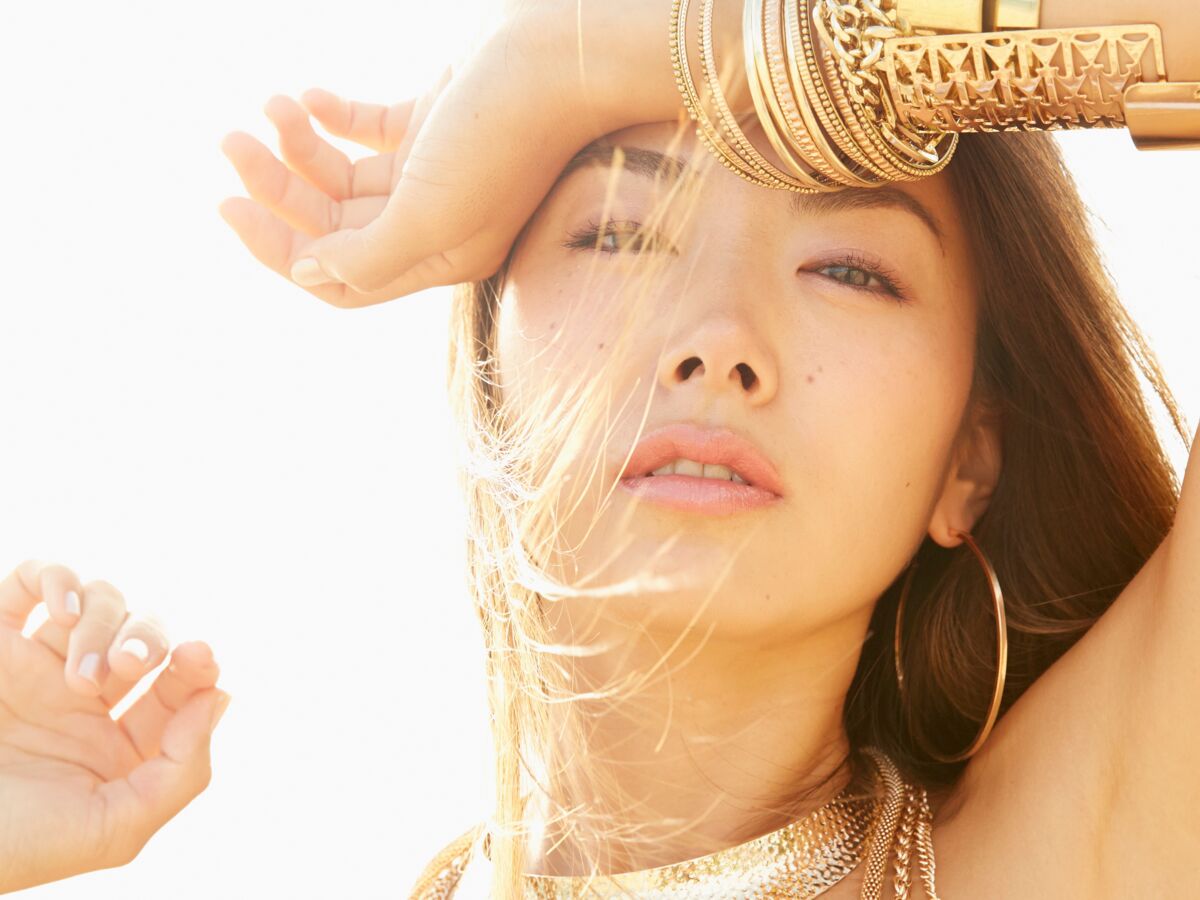 مجوهرات ذهبية لإطلالة أنثوية ساحرة