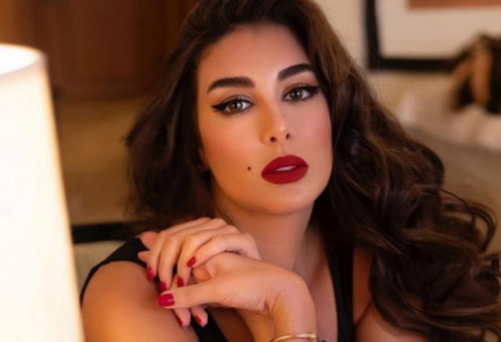 ياسمين صبري تتعرض للإحراج بسبب معطفها الجديد!