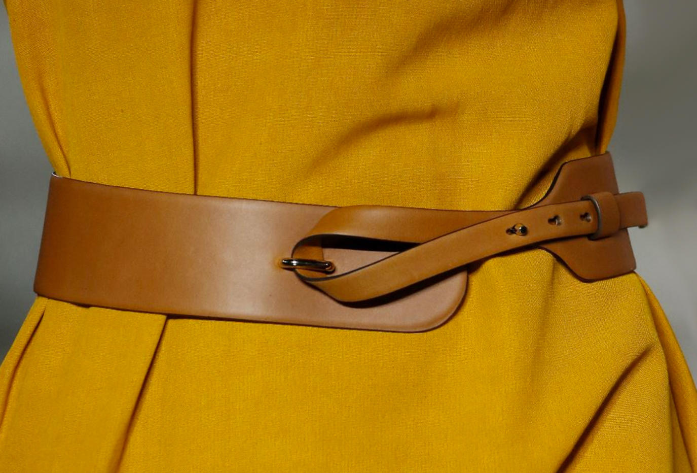 4 أفكار لارتداء حزام الخصر هذا الشتاء وحي مدونات الموضة