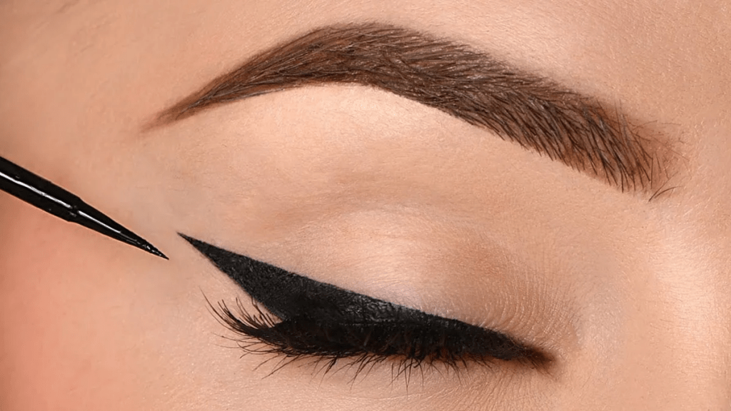 إليك طريقة رسم الآيلاينر  العريض حسب حجم العين!