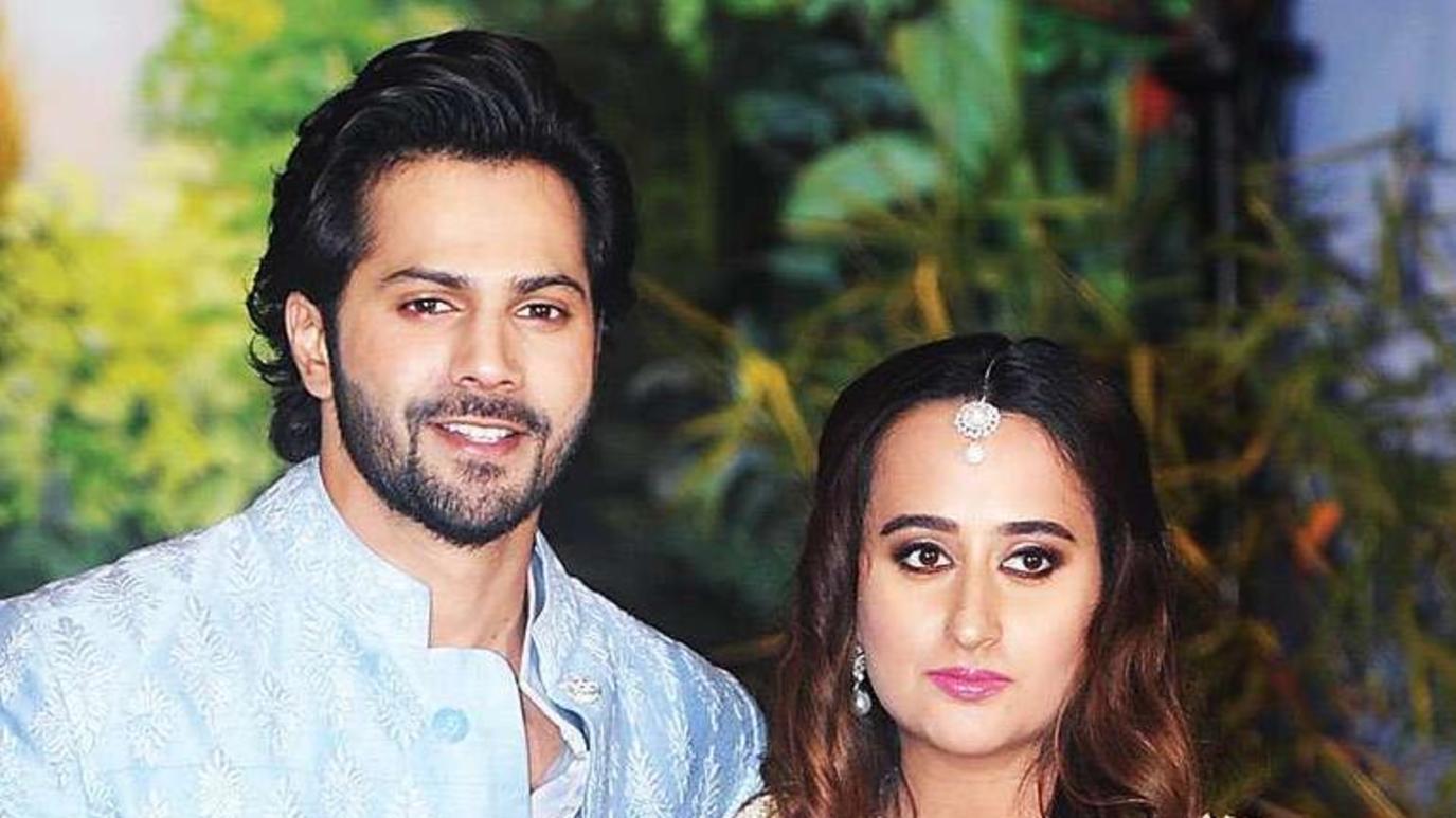 الممثل الهندي فارون داهاوان ينشر صور من حفل زفافه في الذكرى الأولى لزواجه!