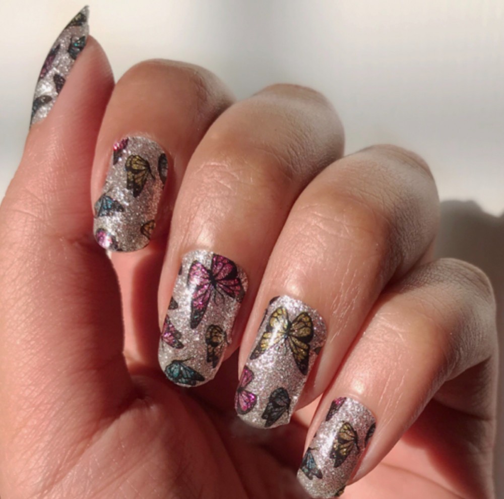 دليلك الشامل لاستخدام لصقات الأظافر بشكل جذاب