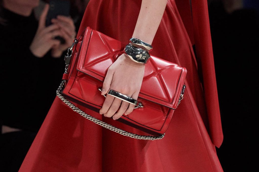 بالصور: حقائب يد باللون الأحمر لعيد الحب