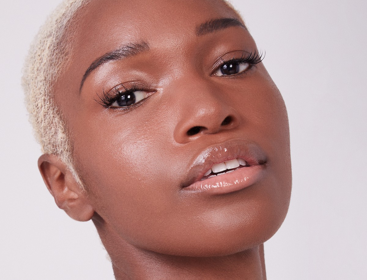 خطوات بسيطة لتطبيق مكياج متوهج ولامع في المنزل