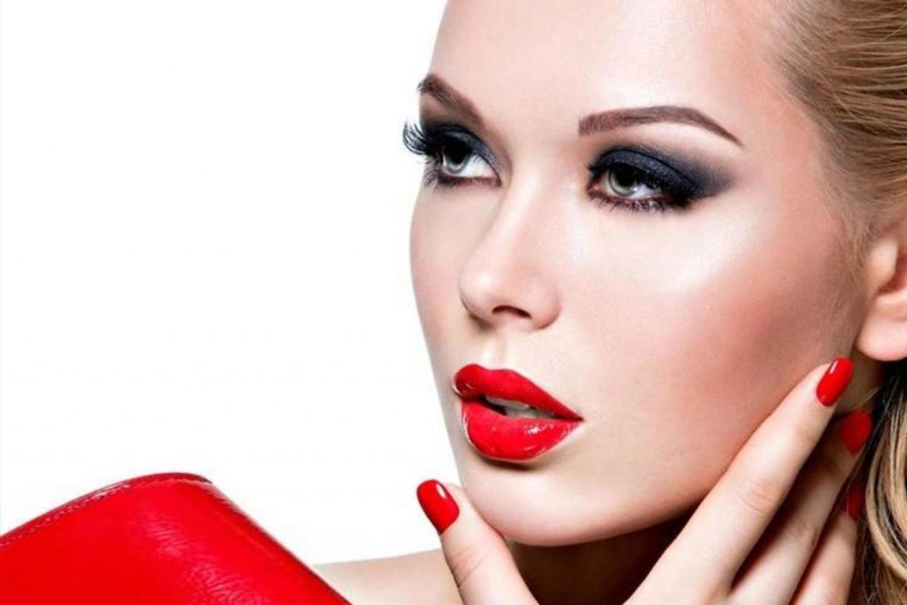 خطوات بسيطة لتطبيق مكياج عيون سموكي في عيد الحب