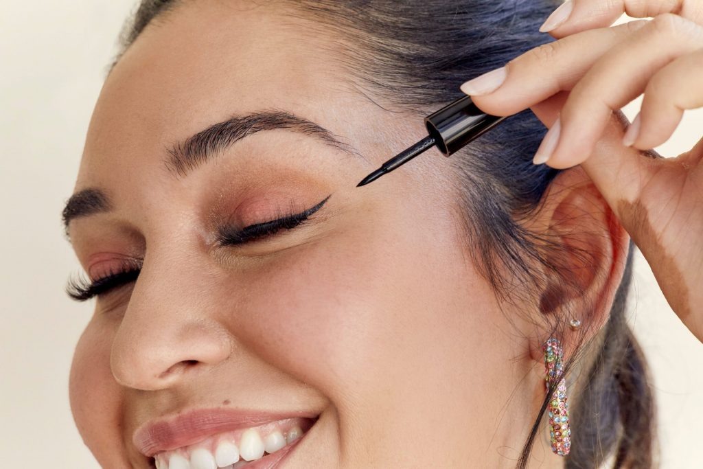 مكياج ناعم وجذاب للتمتع بإطلالة جميلة في المنزل