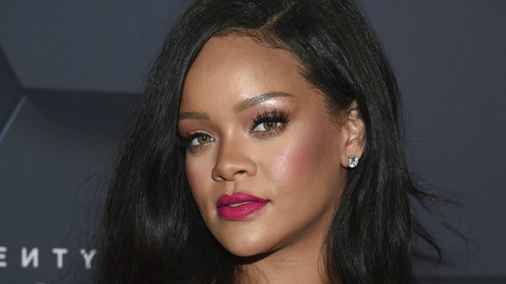 بالصور: ريهانا تكشف عن حملها بطفلها الأول طريقة مبتكرة!