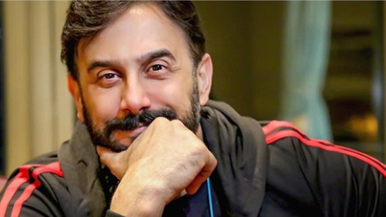 ابن قصي خولي يتفاعل مع رؤية والده على شاشة التلفزيون وهذا ما قاله!