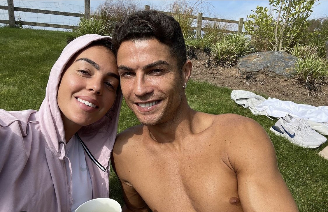 كريستيانو رونالدو يتحدث لأول مرة عن تفاصيل لقاءه بصديقته جورجينا رودريغيز!