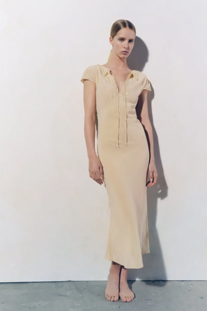 فساتين الساتان من مجموعة زارا لربيع وصيف 2022