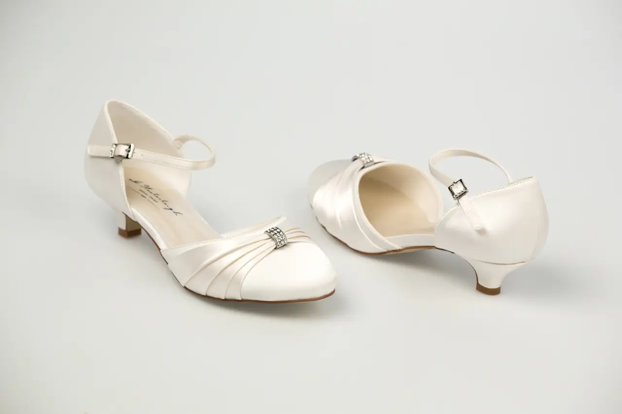 أحذية زفاف بكعب قصير لصاحبات القامة الطويلة